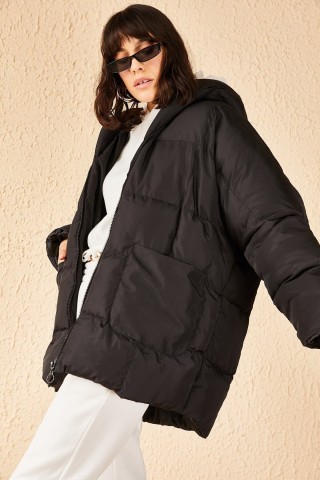 Kadın Siyah Büyük Çift Cepli Kapüşonlu Oversize Şişme Mont Kadın Siyah Büyük Çift Cepli Kapüşonlu Oversize Şişme Mont