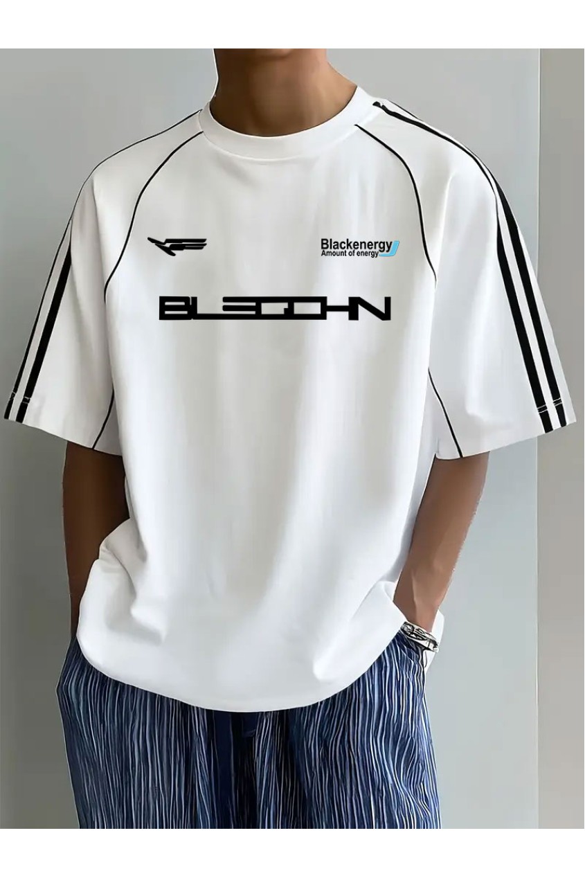 Beyaz Oversize Omuz Şeritli Arabiyeli Blackenergy Baskılı Bisiklet Yaka Penye T-Shirt Beyaz Oversize Omuz Şeritli Arabiyeli Blackenergy Baskılı Bisiklet Yaka Penye T-Shirt