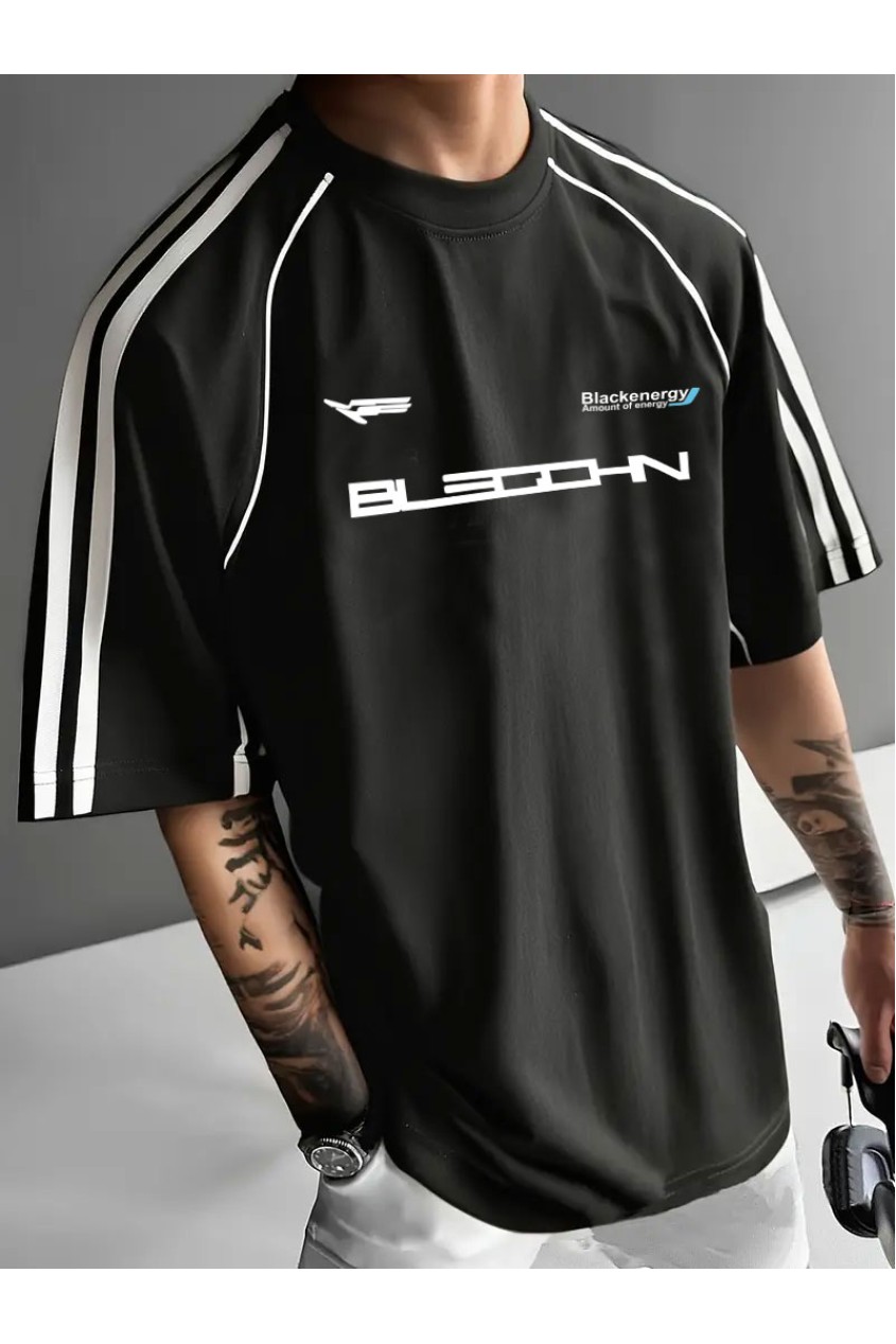 Siyah Oversize Omuz Şeritli Arabiyeli Blackenergy Baskılı Bisiklet Yaka Penye T-Shirt Siyah Oversize Omuz Şeritli Arabiyeli Blackenergy Baskılı Bisiklet Yaka Penye T-Shirt