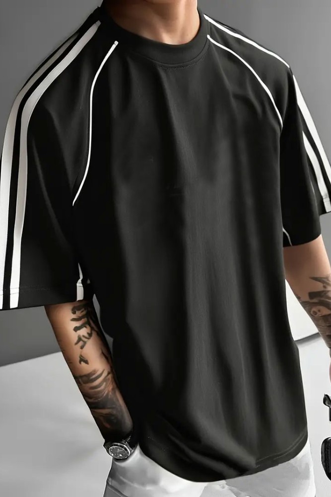 Siyah Oversize Omuz Şeritli Arabiyeli Bisiklet Yaka Penye T-Shirt Siyah Oversize Omuz Şeritli Arabiyeli Bisiklet Yaka Penye T-Shirt