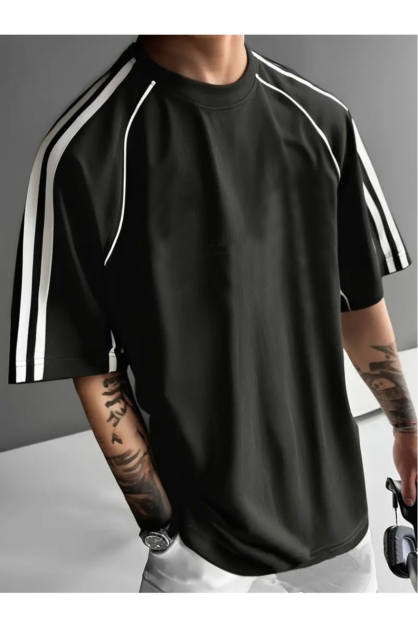 Siyah Oversize Omuz Şeritli Arabiyeli Bisiklet Yaka Penye T-Shirt Siyah Oversize Omuz Şeritli Arabiyeli Bisiklet Yaka Penye T-Shirt