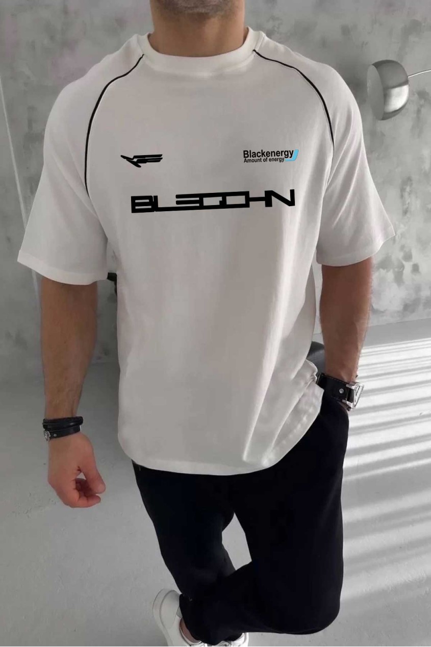 Beyaz Oversize Arabiyeli Black Energy Baskılı Bisiklet Yaka Penye T-Shirt Beyaz Oversize Arabiyeli Black Energy Baskılı Bisiklet Yaka Penye T-Shirt